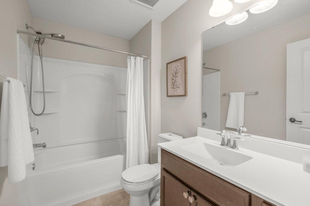 Upstairs full bathroom