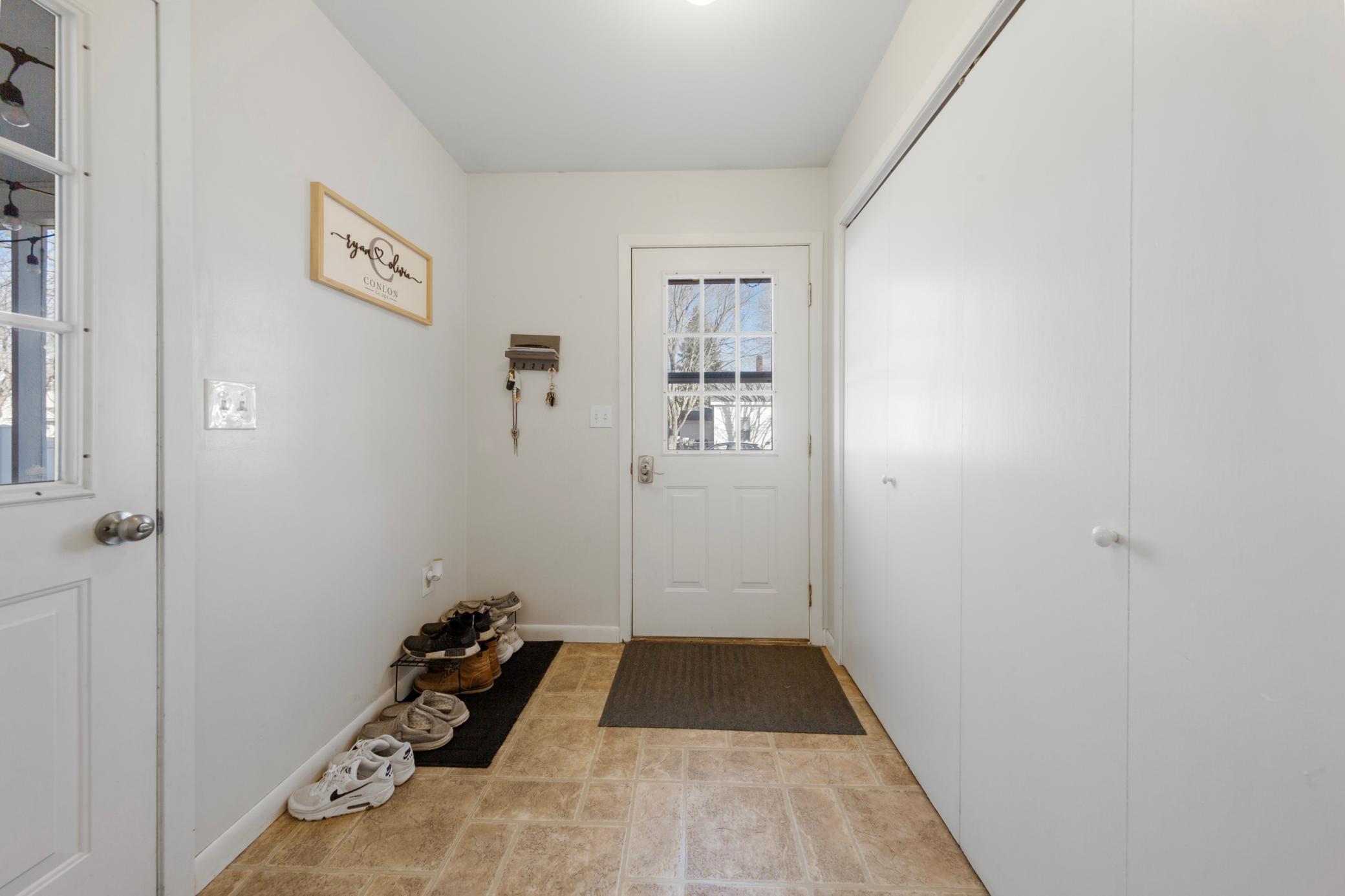 20 side entry_foyer.jpg