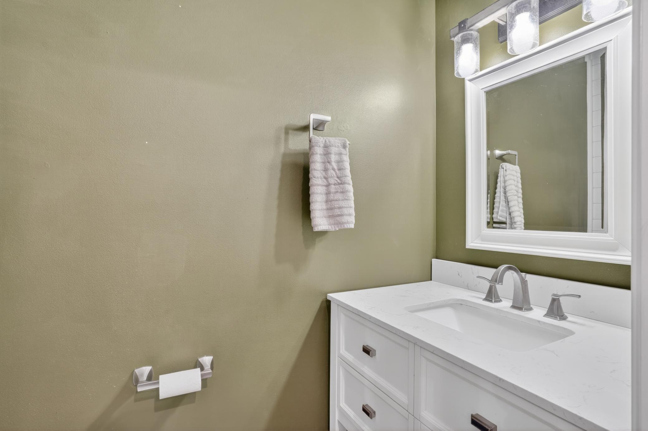 Main Level 1/2 bath