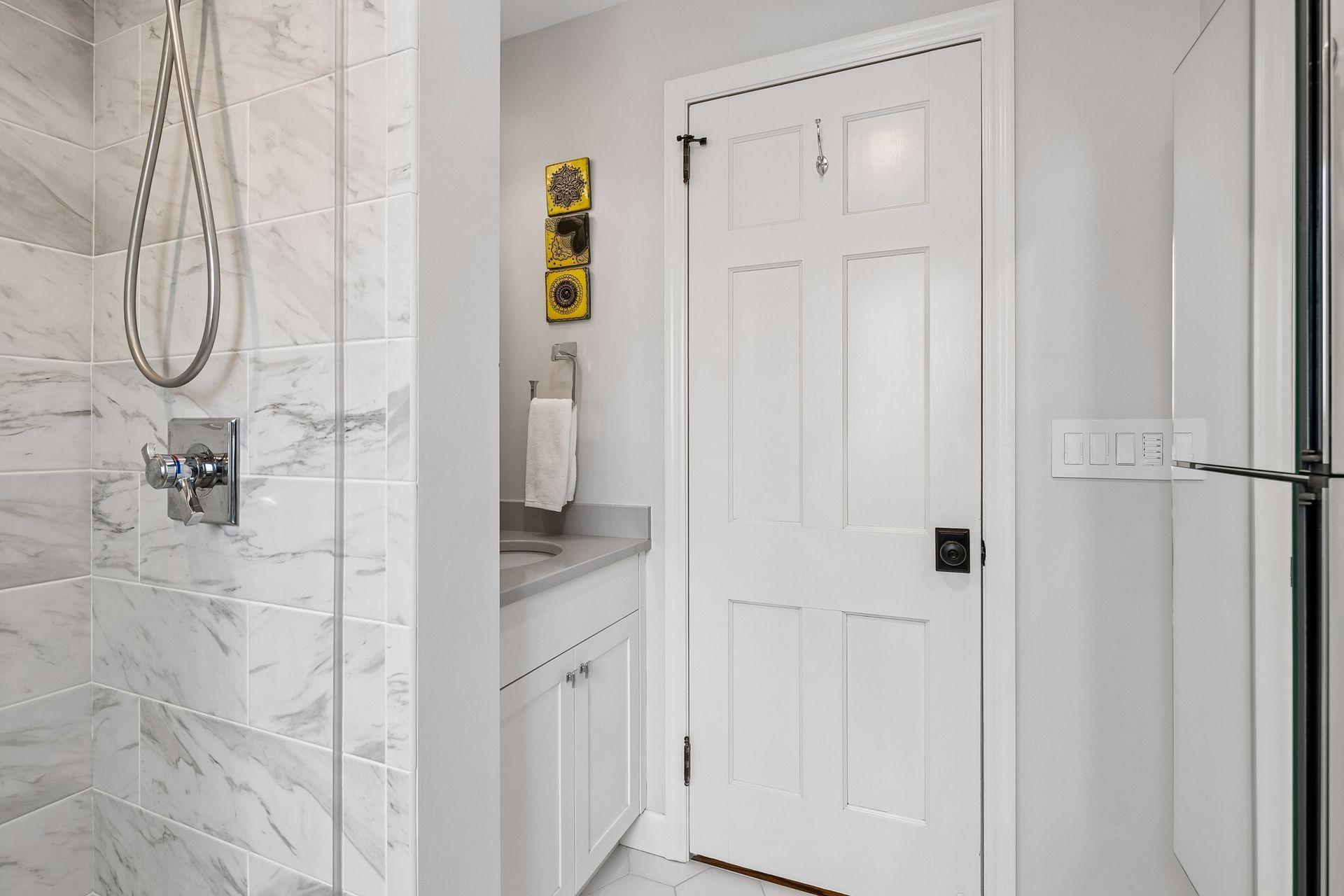 Full main floor guest bathroom