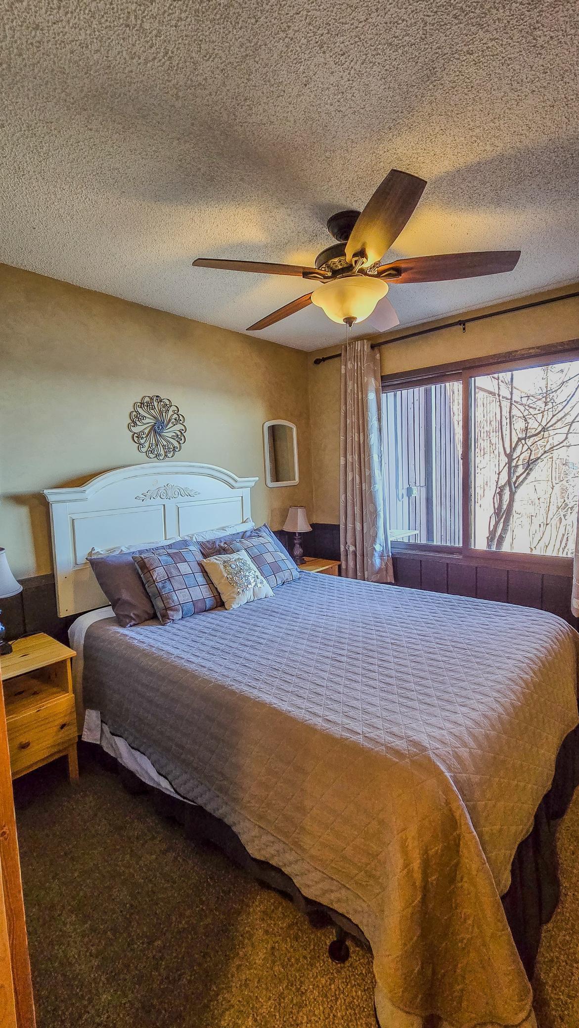 Bedroom - fall asleep to the waves!