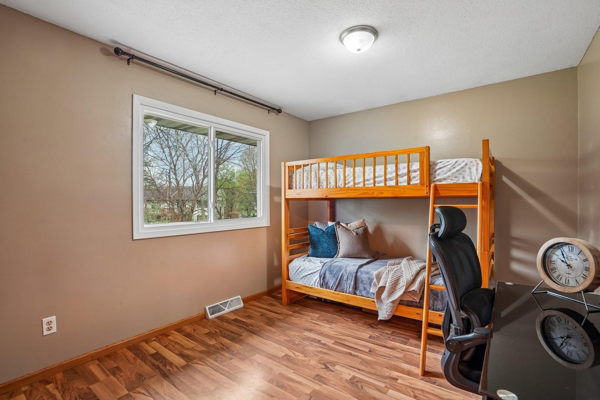 24-web-or-mls-80th Ave N-S2404-024.jpg