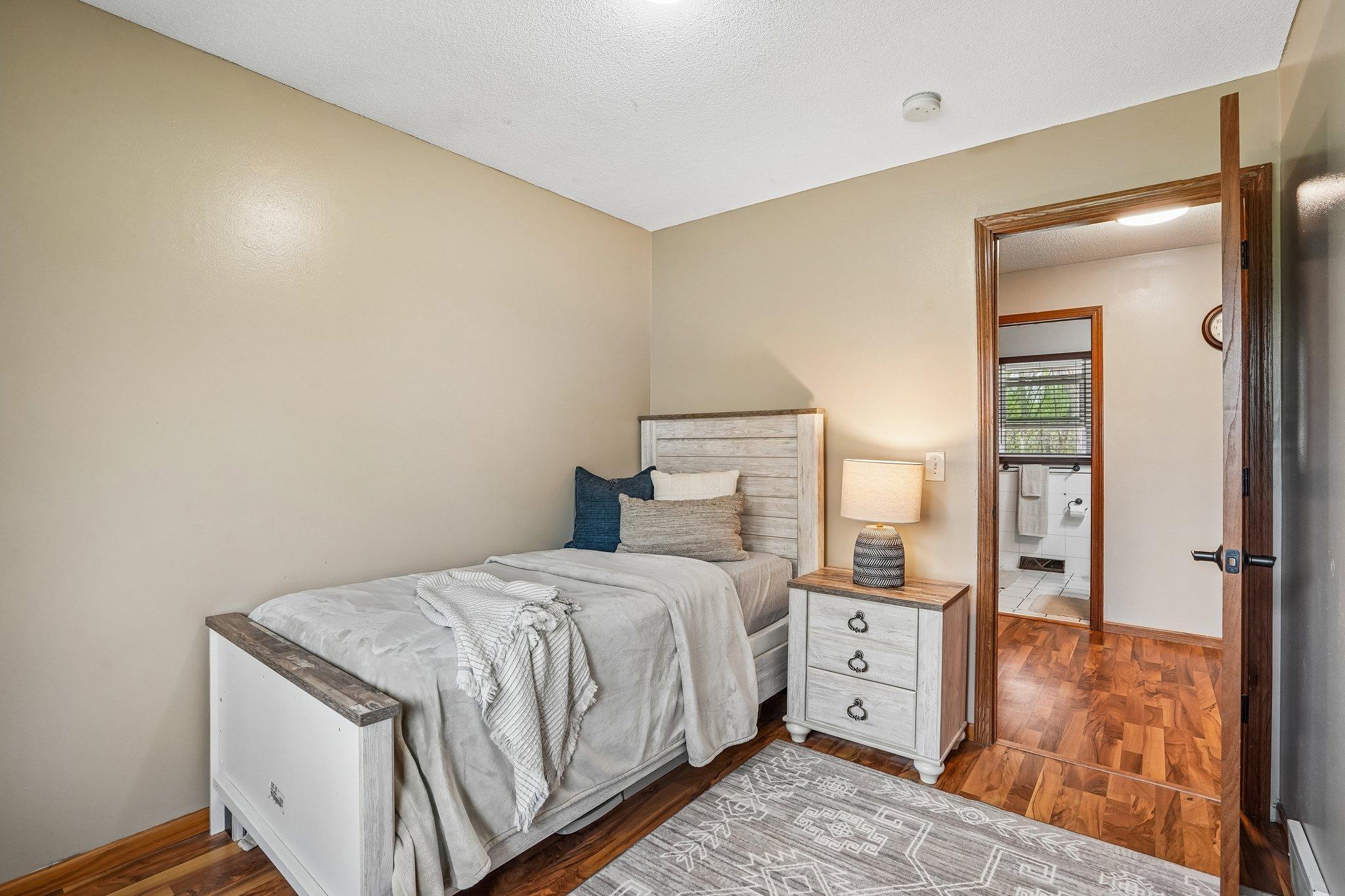 19-web-or-mls-80th Ave N-S2404-019.jpg