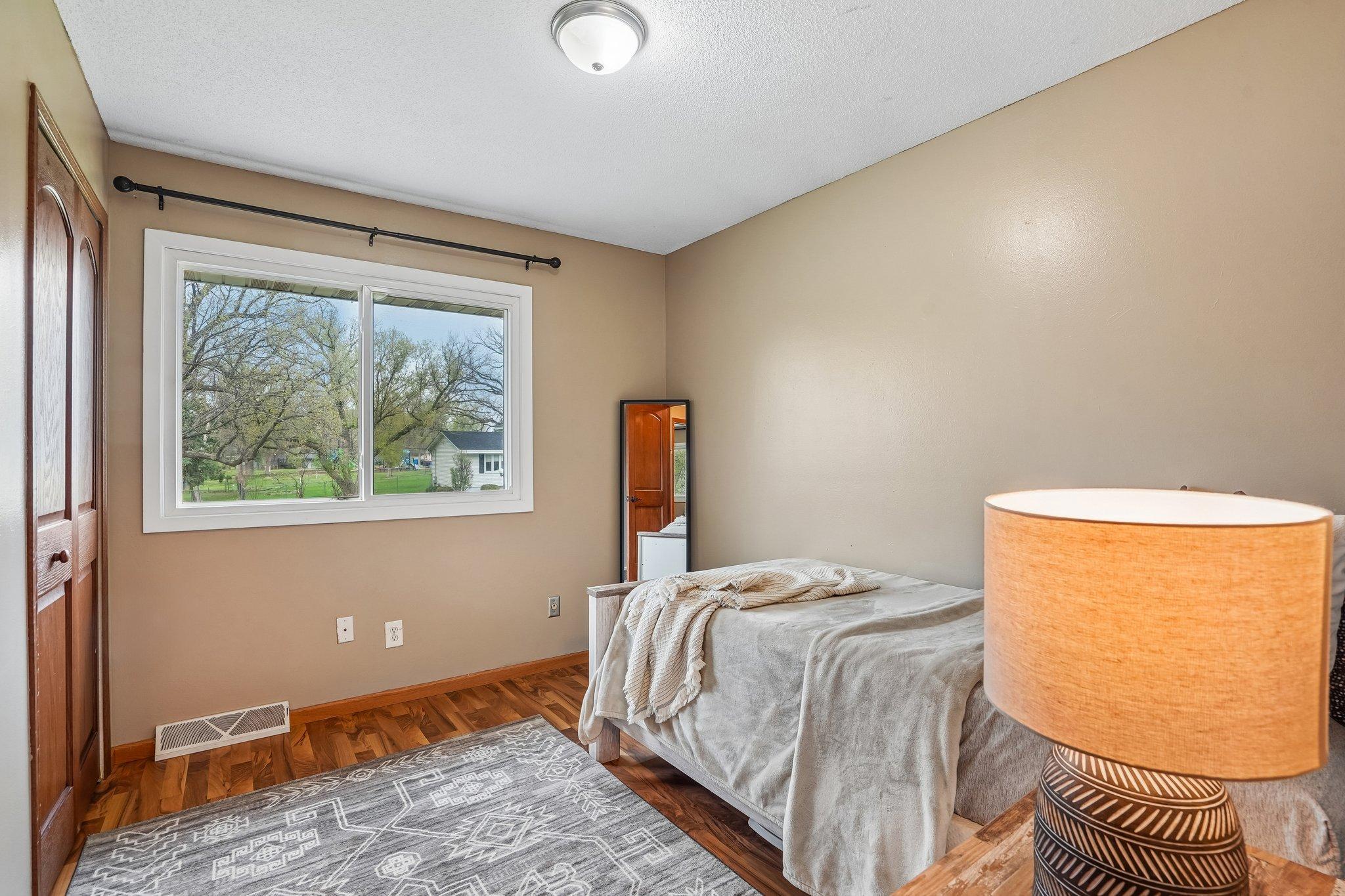 18-web-or-mls-80th Ave N-S2404-018.jpg