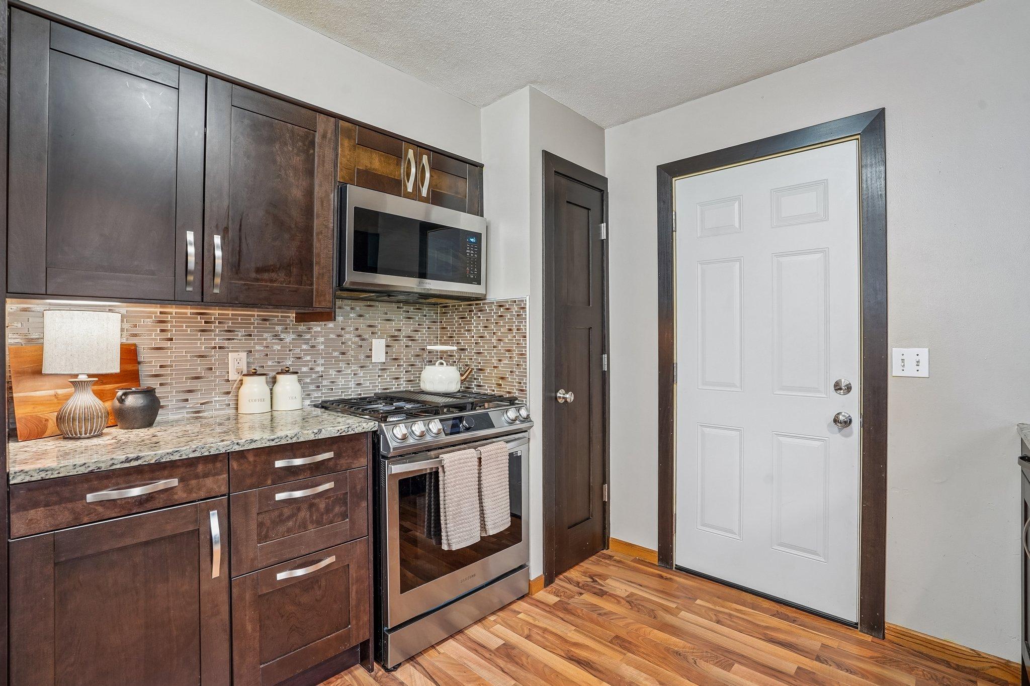 15-web-or-mls-80th Ave N-S2404-015.jpg