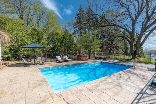994 Wagon Wheel Trail, Saint Paul, MN 55120