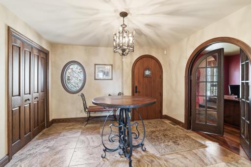 994 Wagon Wheel Trail, Saint Paul, MN 55120
