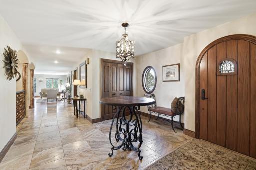 994 Wagon Wheel Trail, Saint Paul, MN 55120