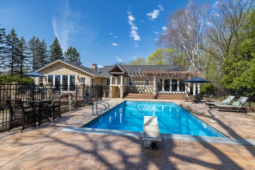 994 Wagon Wheel Trail, Saint Paul, MN 55120