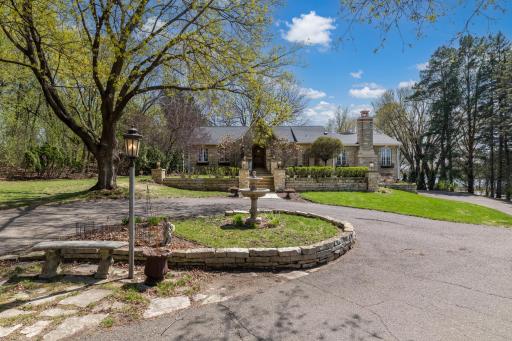 994 Wagon Wheel Trail, Saint Paul, MN 55120