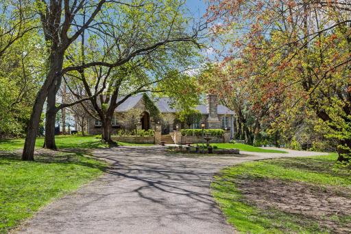 994 Wagon Wheel Trail, Saint Paul, MN 55120