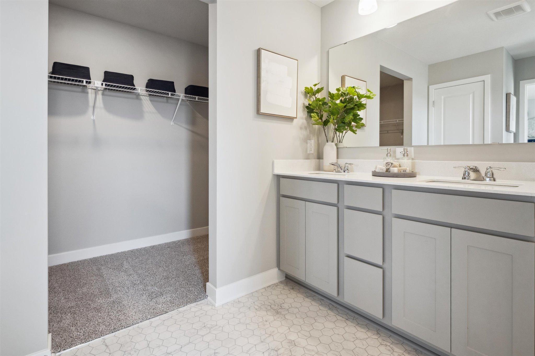 Dual sinks in the primary ensuite!