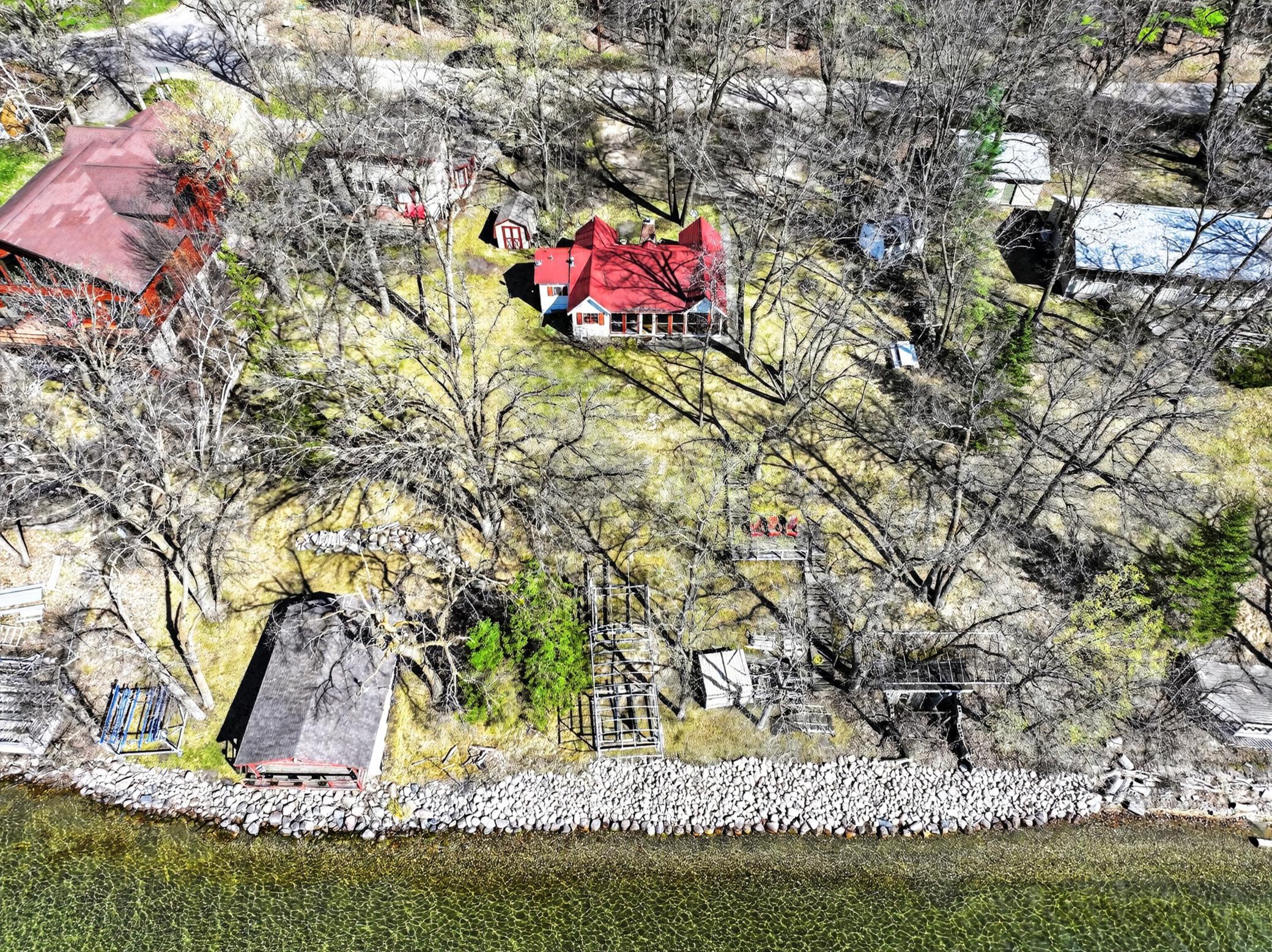 The footprint of the boathouse is at the bottom-right-hand corner of this lot.
