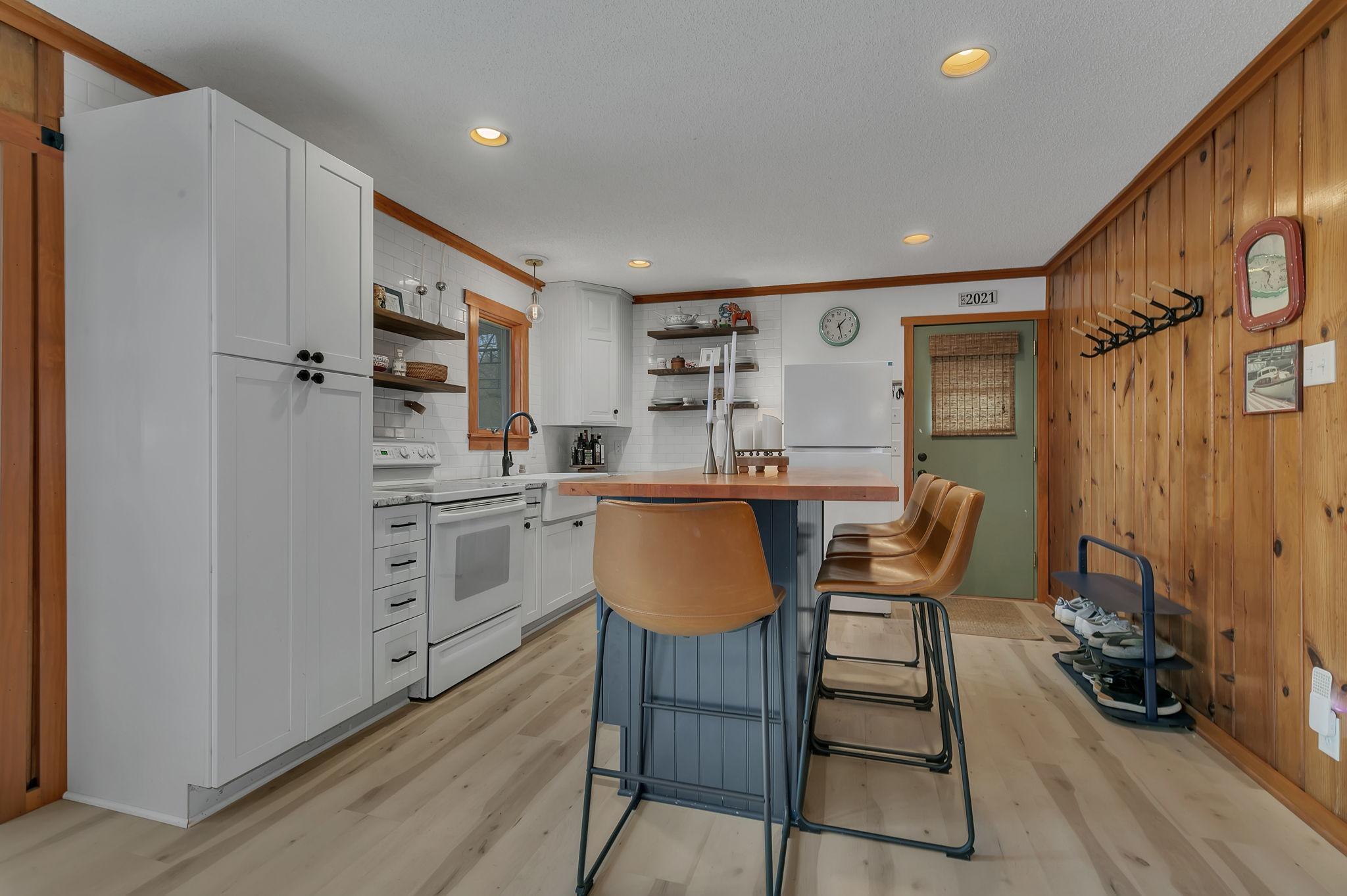 Updated BEAUTIFUL kitchen