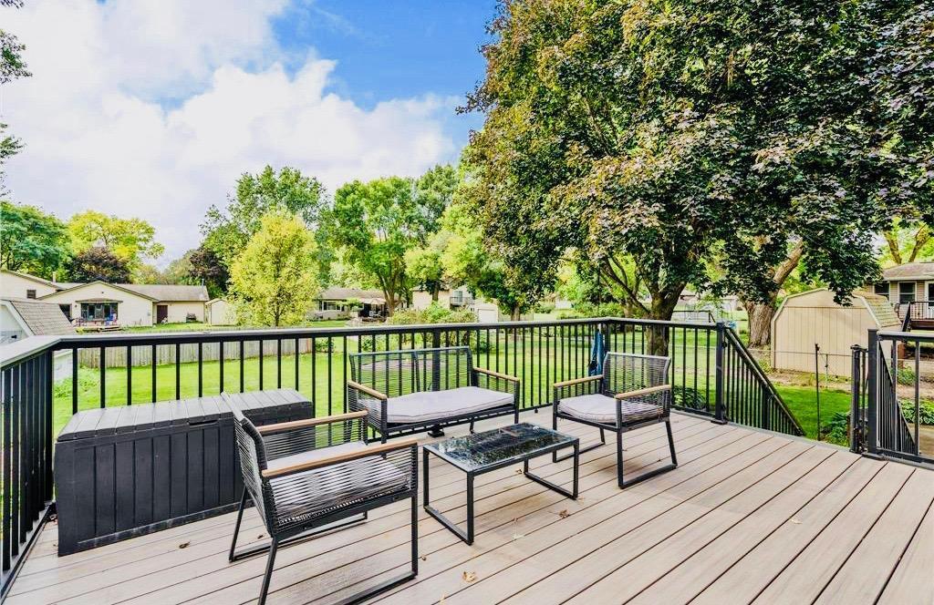 9741 Deck 2.jpg