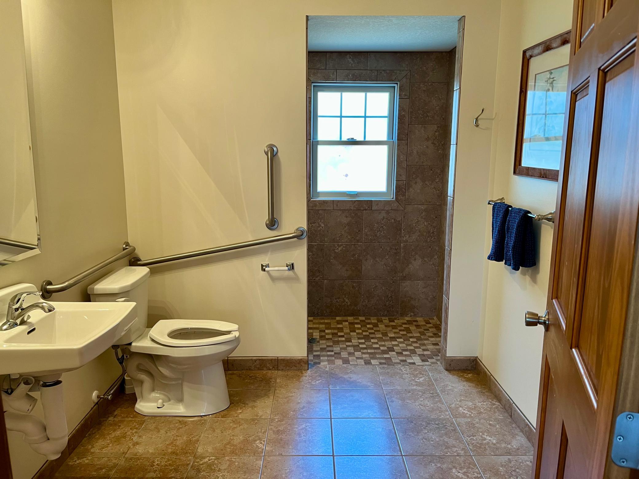 Main floor bath with curbless shower