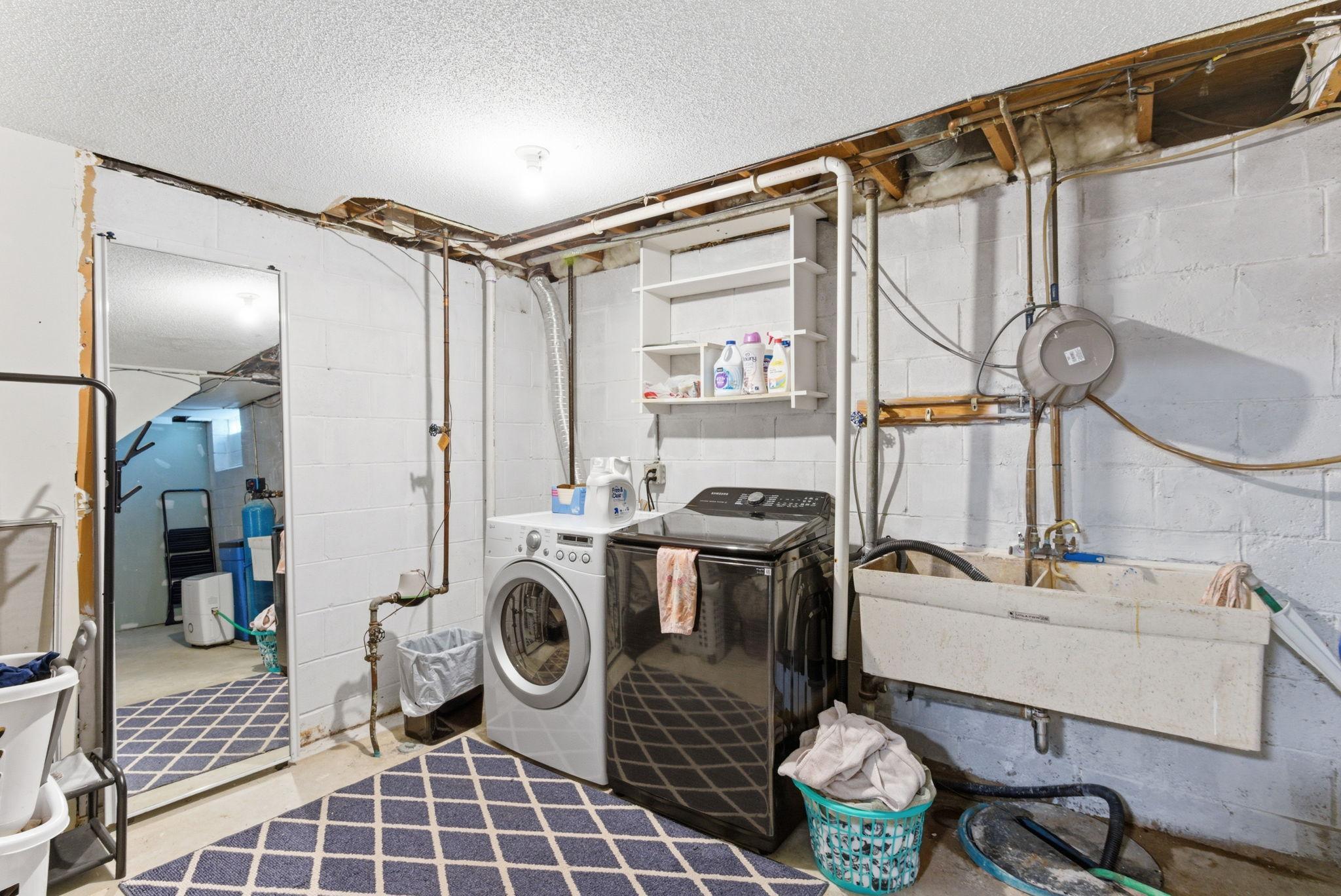31-web-or-mls-2075-N-Ivy-St-31.jpg