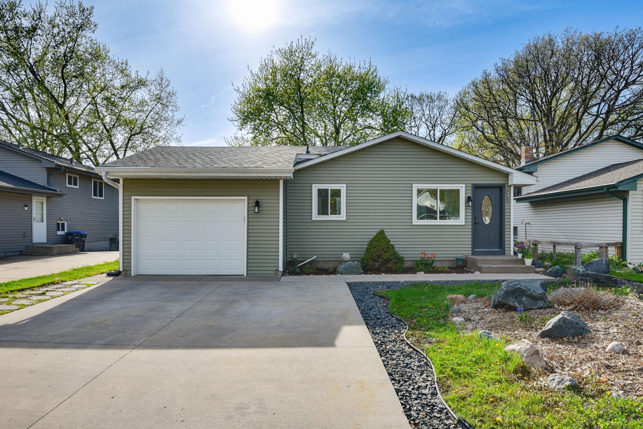 1-web-or-mls-2075-N-Ivy-St-01.jpg