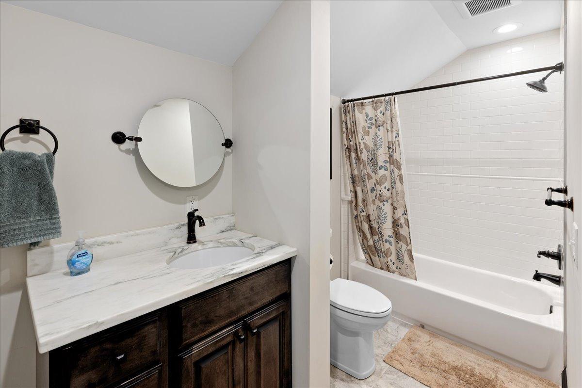 Upper level Full bath