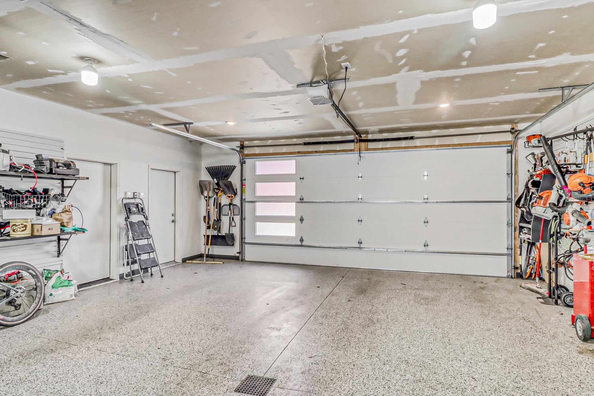 Garage1_1.jpg