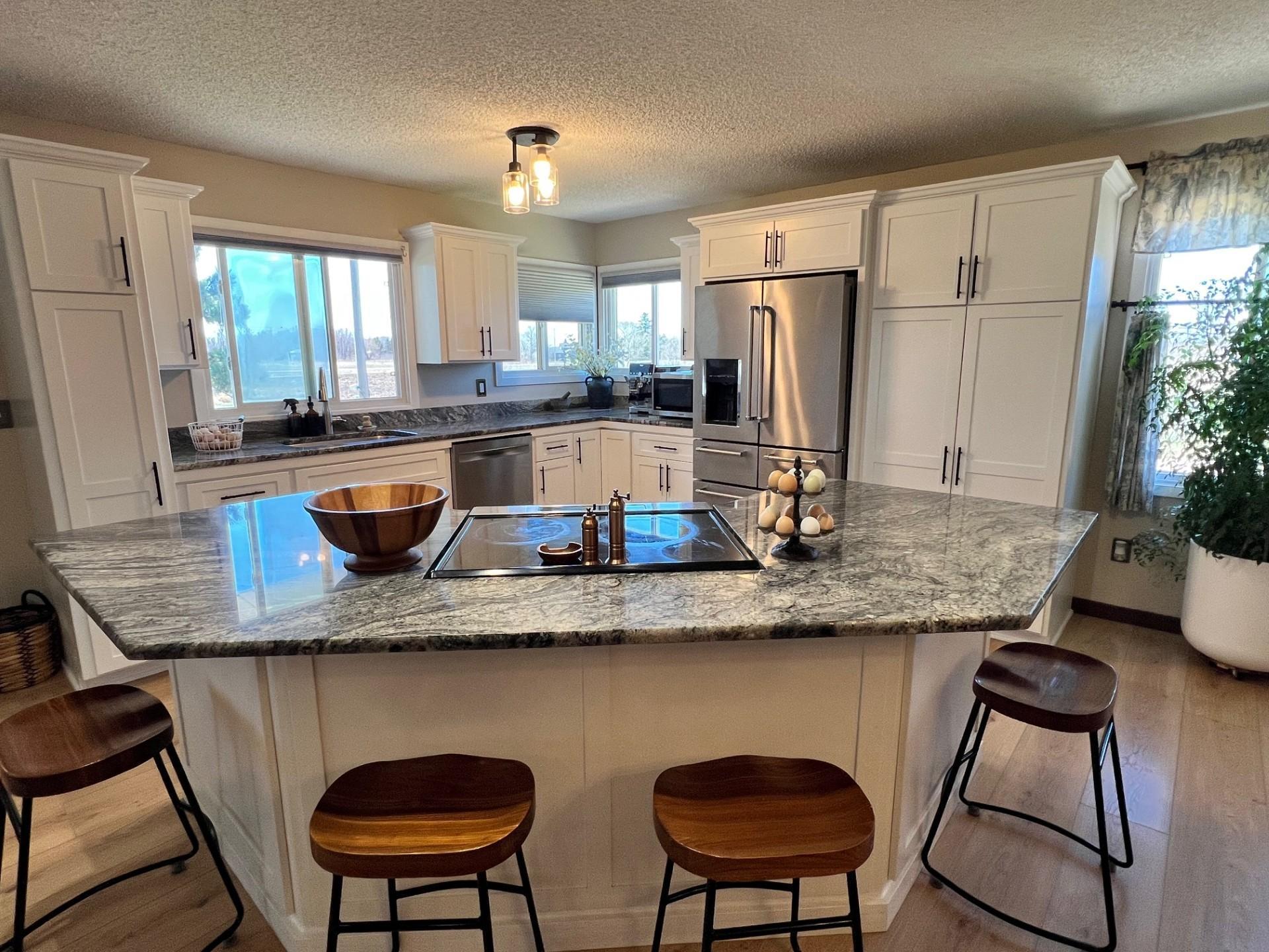 Center island / breakfast bar