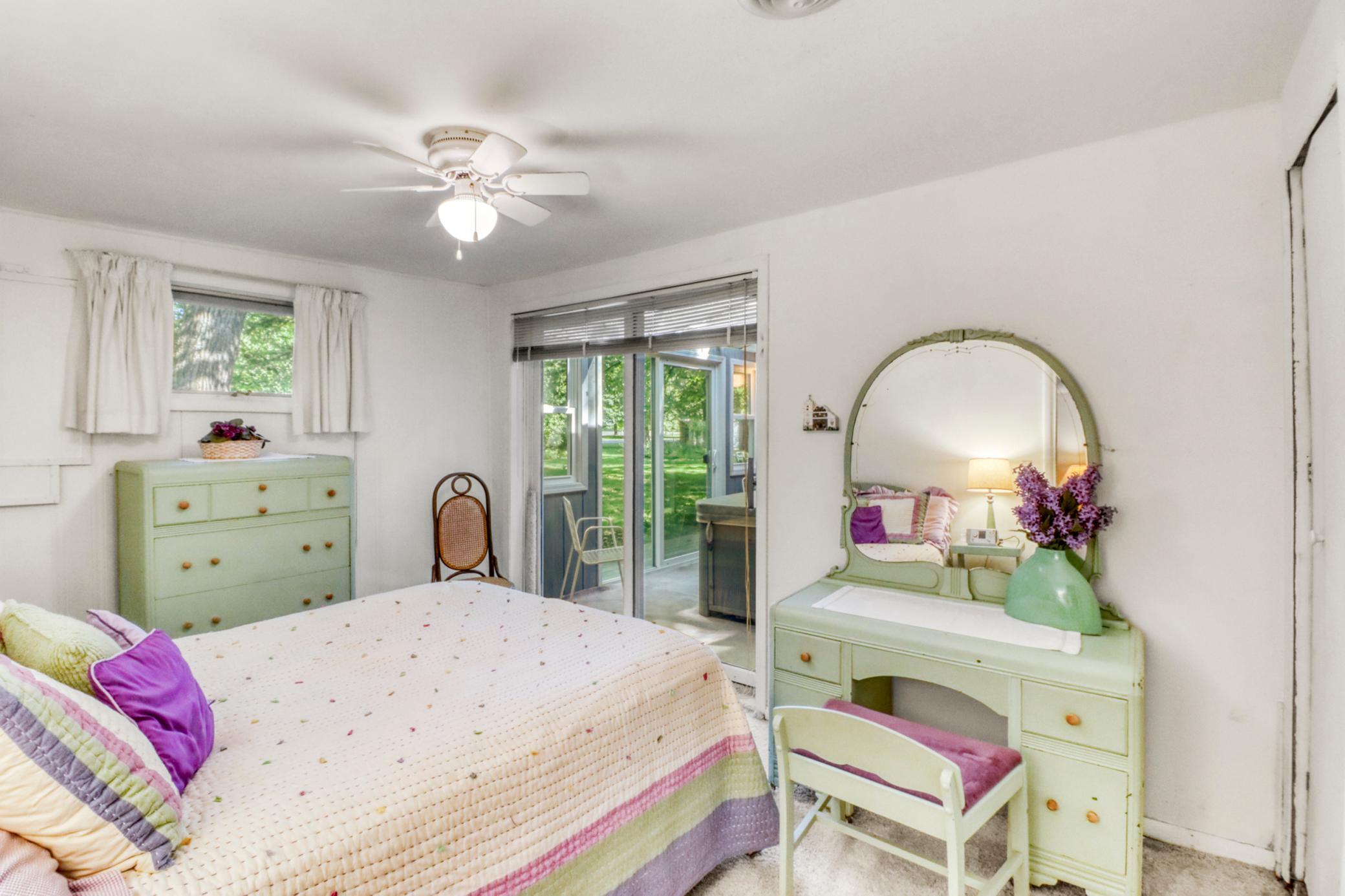 Bedroom1_2.JPG