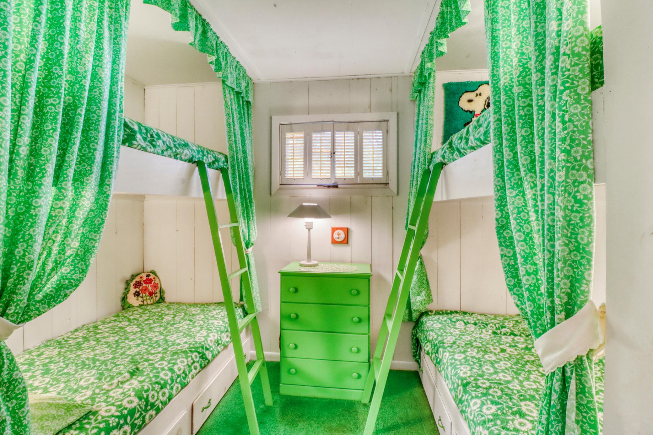 Bedroom2_1.JPG