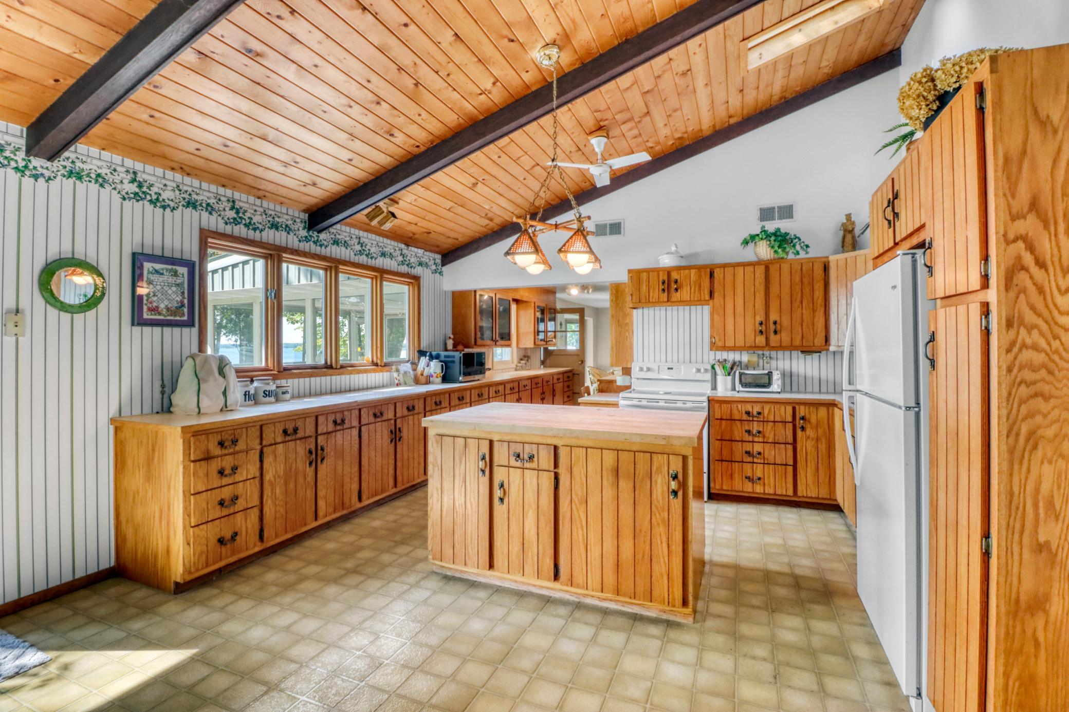 Kitchen1_1.JPG