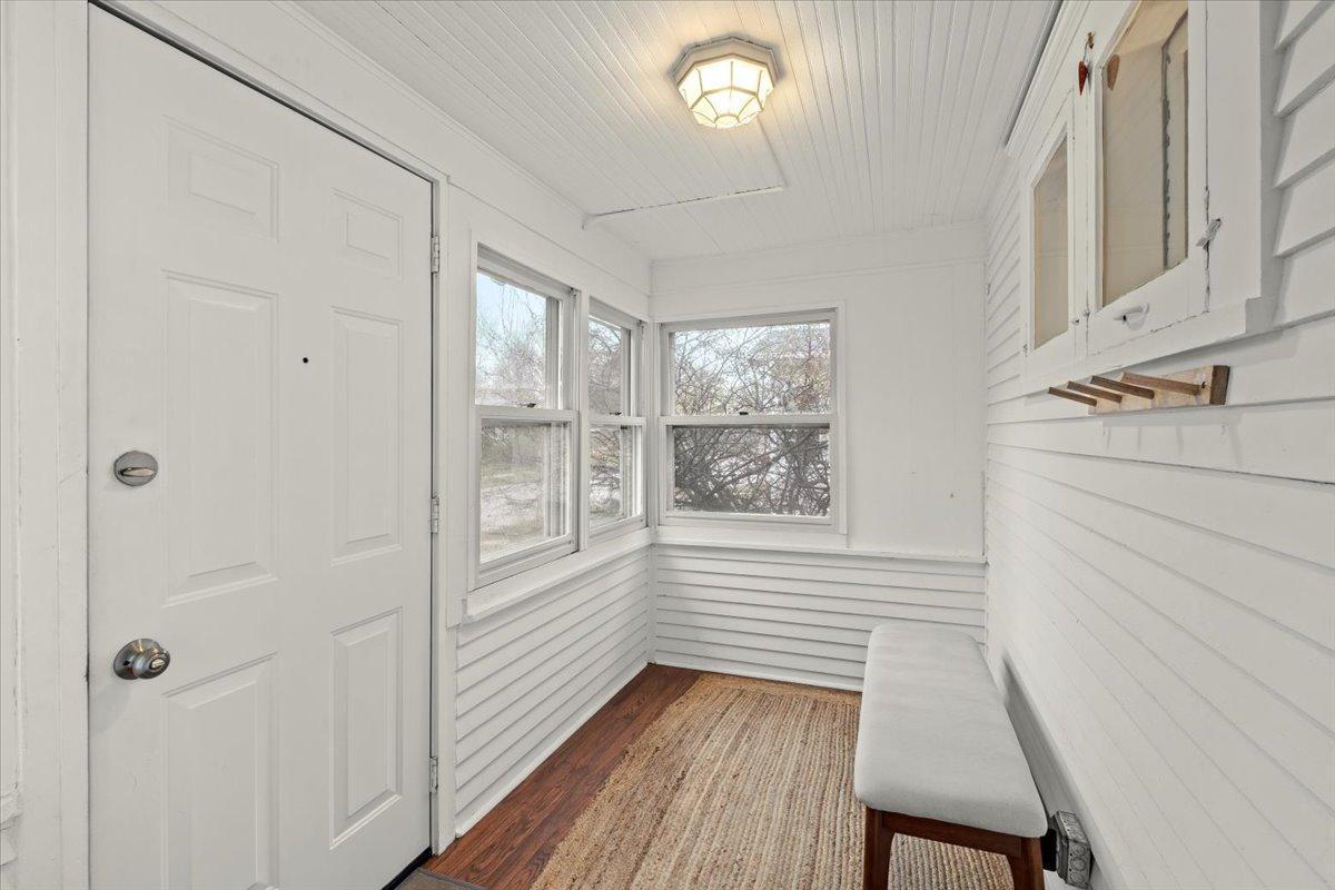 20-2545 Brighton Ave NE-0020.jpg