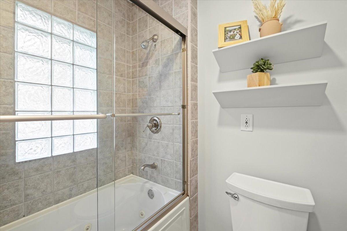 18-2545 Brighton Ave NE-0018.jpg