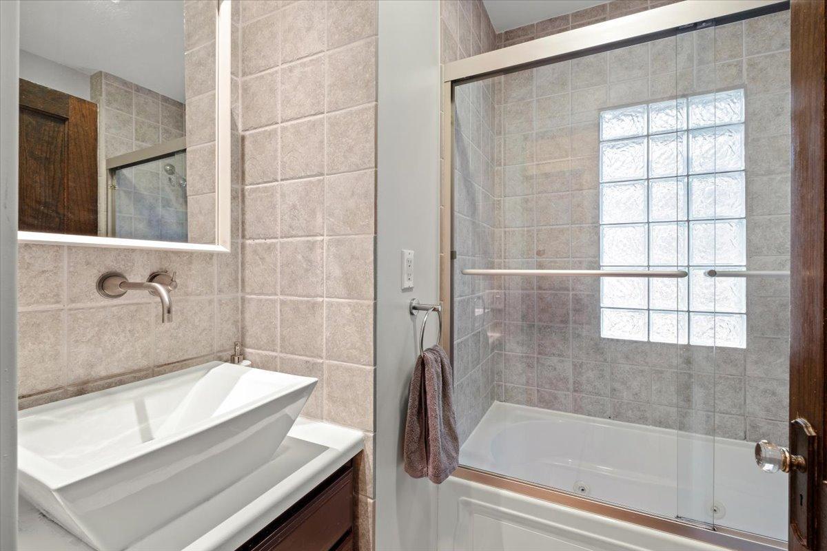 17-2545 Brighton Ave NE-0017.jpg