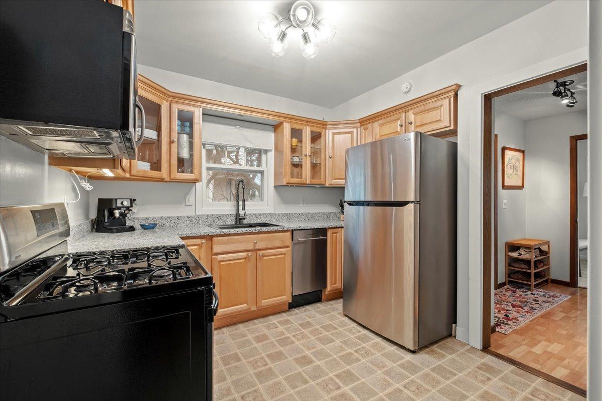 09-2545 Brighton Ave NE-0009.jpg