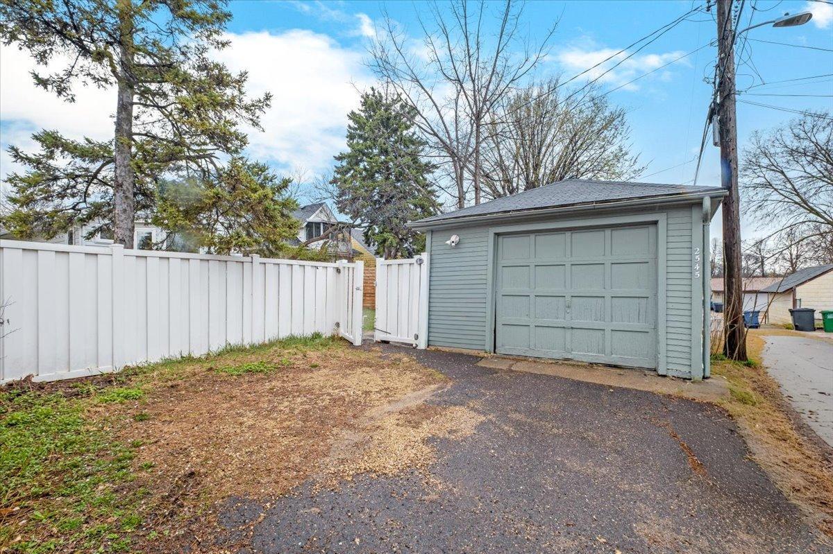 26-2545 Brighton Ave NE-0026.jpg