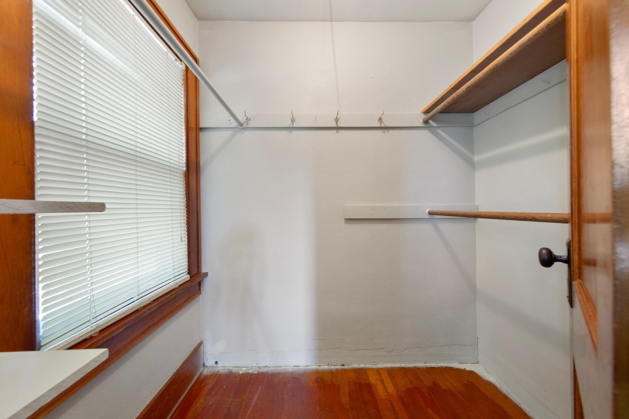 28 main bedroom wic.jpg