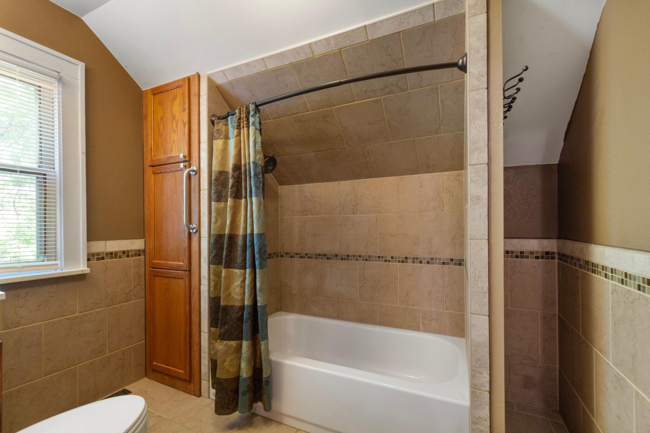 34 bathroom.jpg