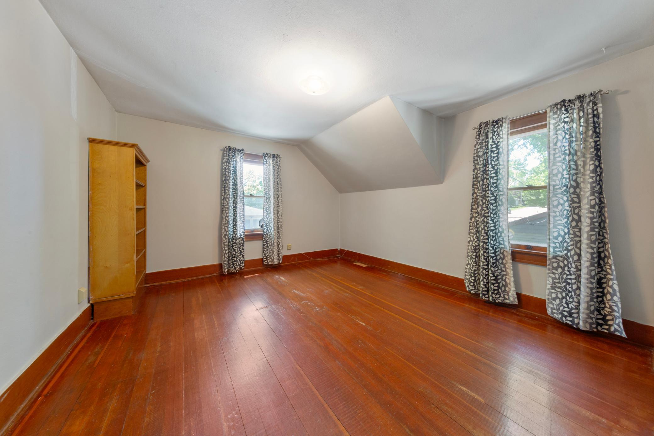 26 main bedroom.jpg