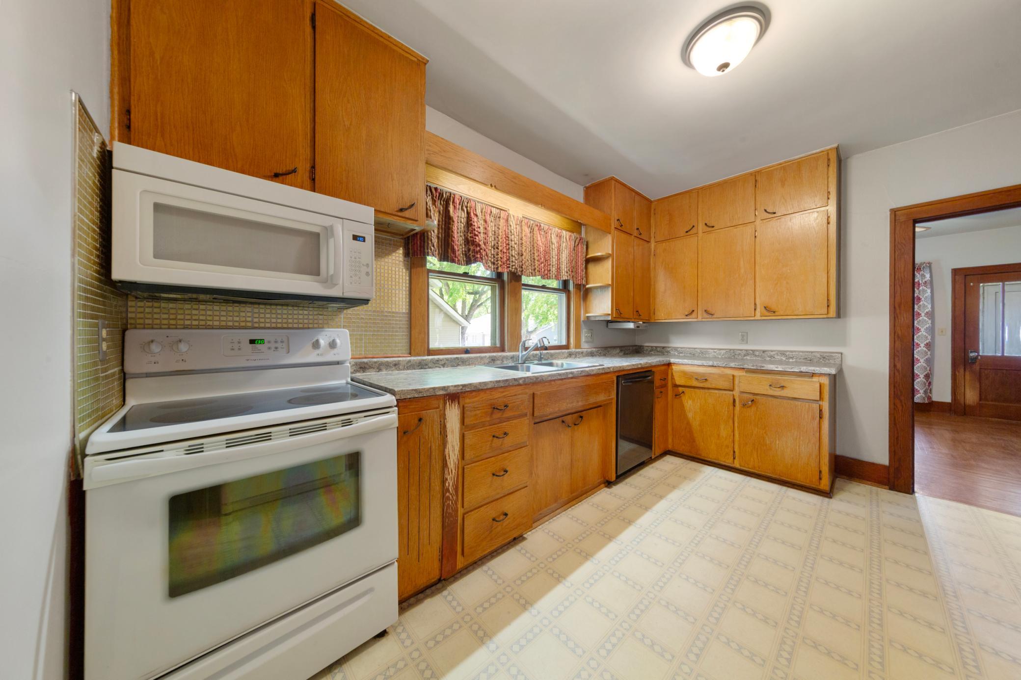 15 kitchen.jpg