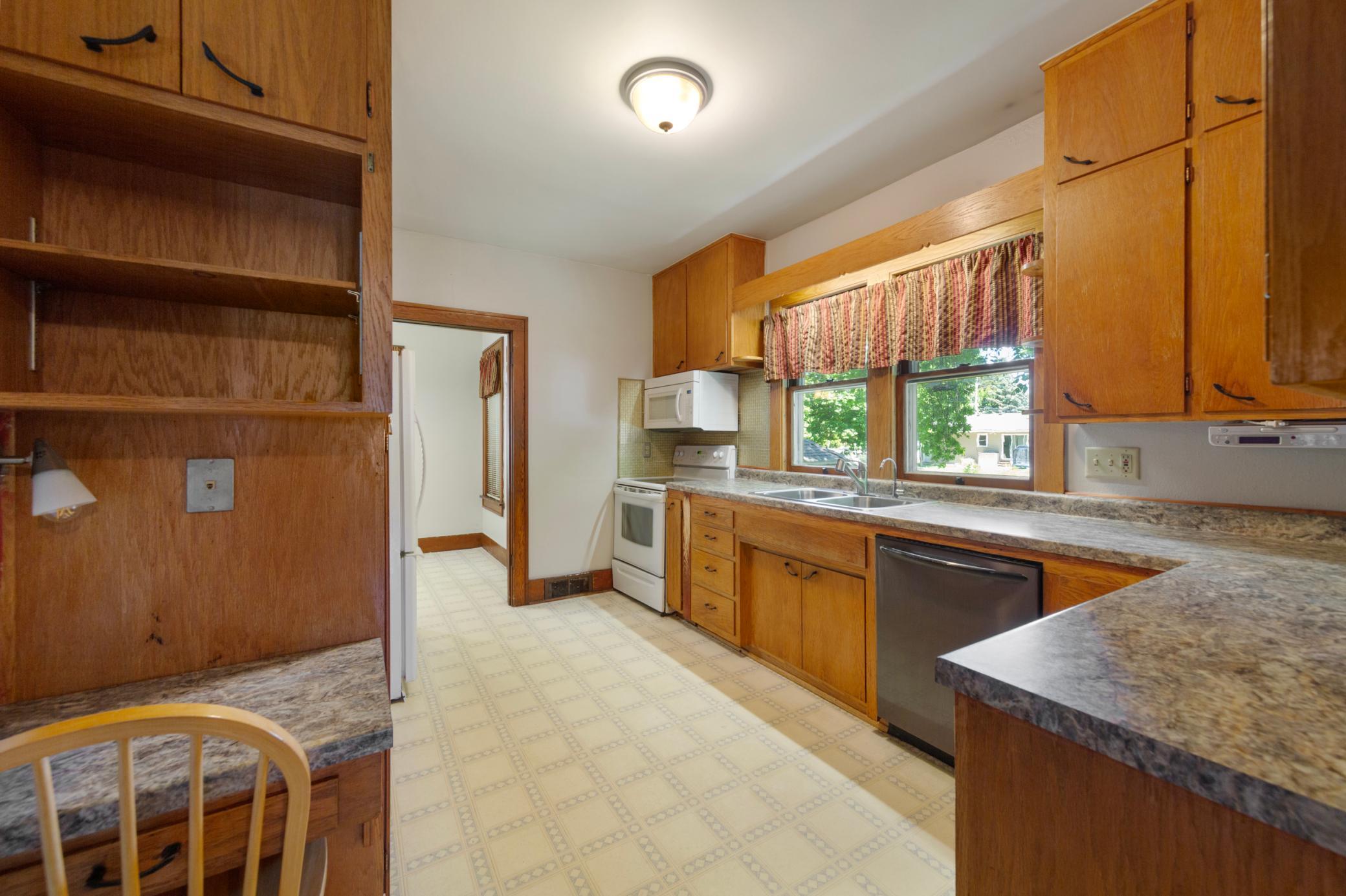 16 kitchen.jpg