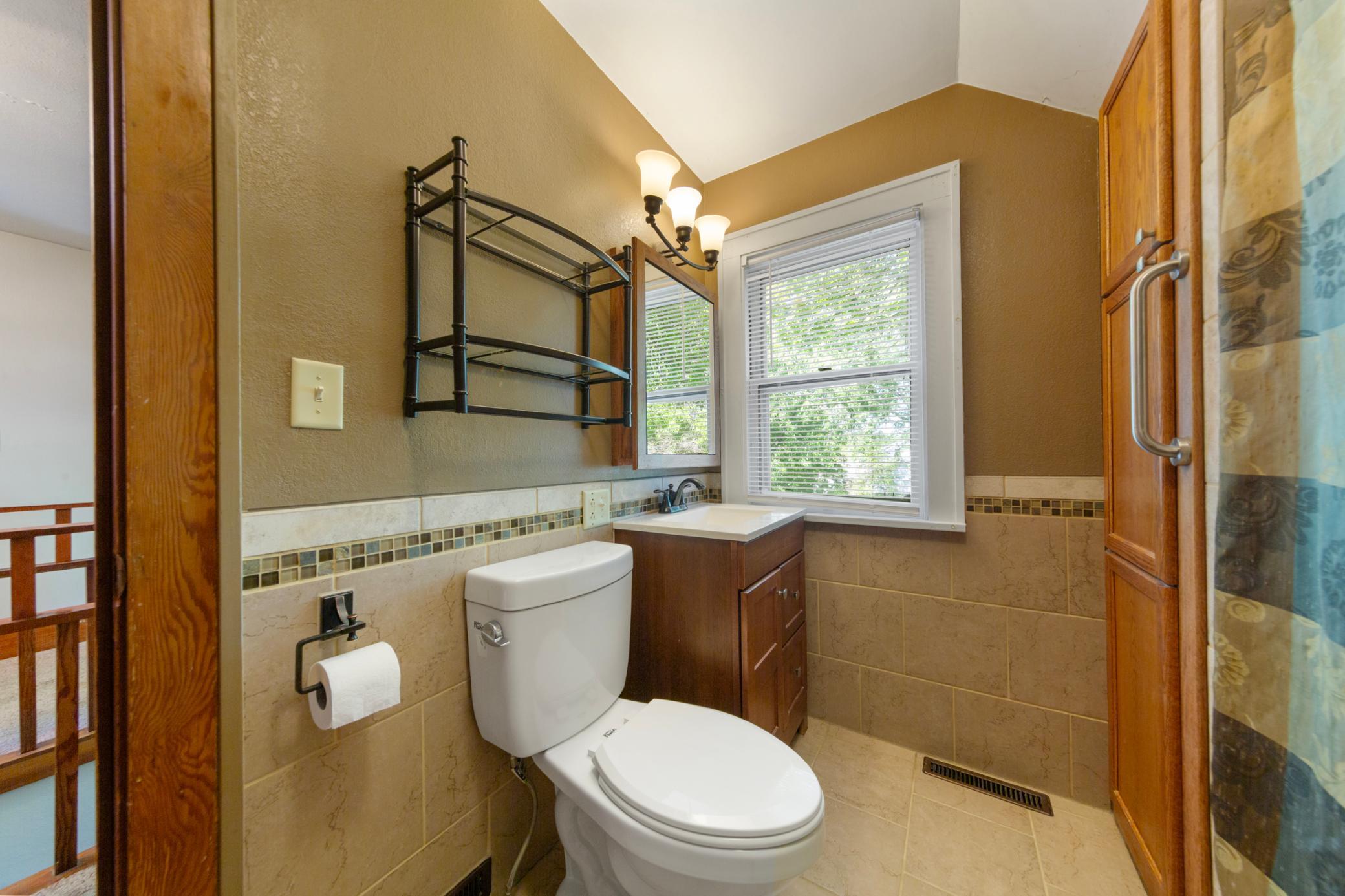 33 bathroom.jpg
