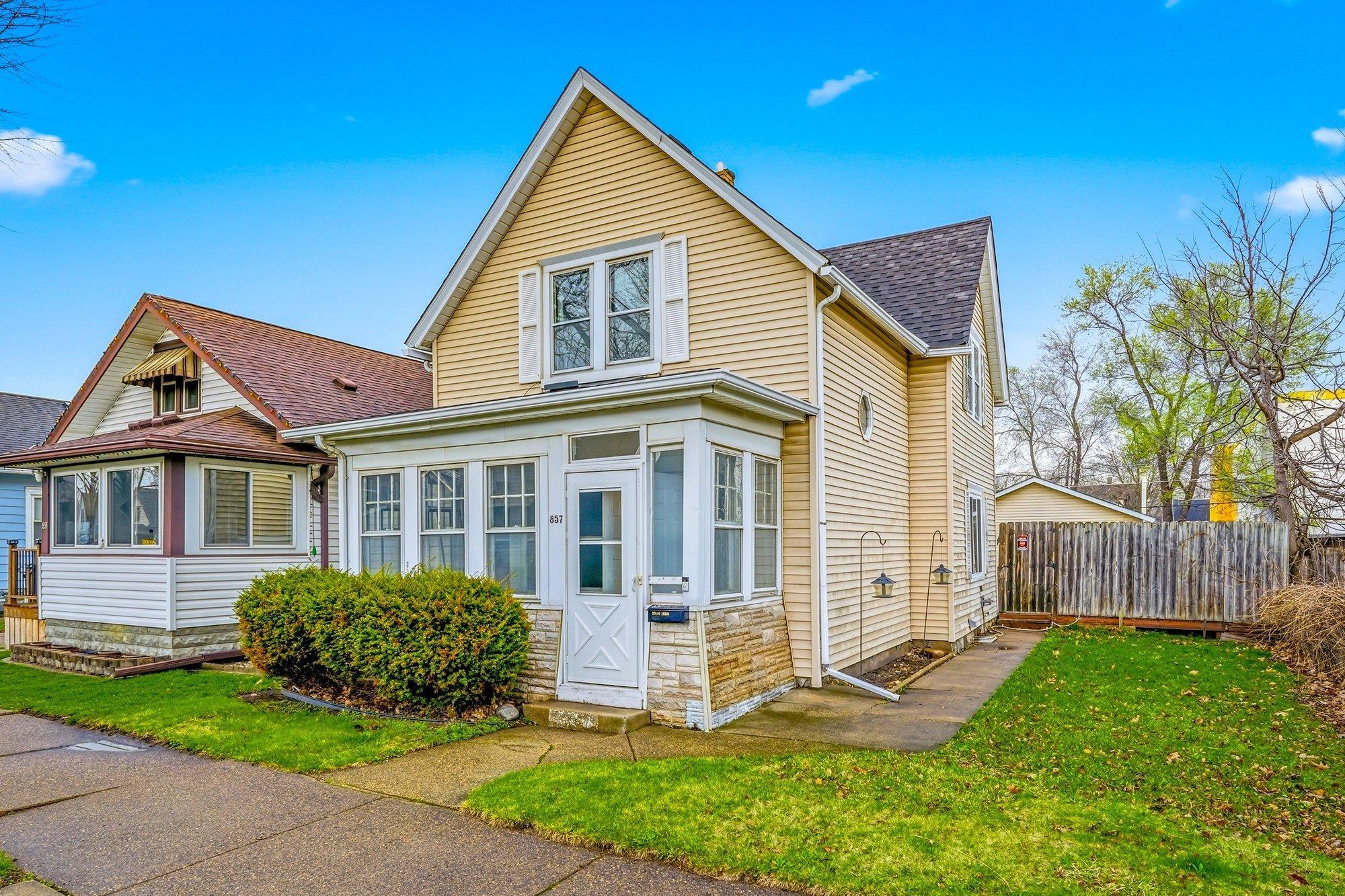 Welcome to 857 Rose Avenue East!