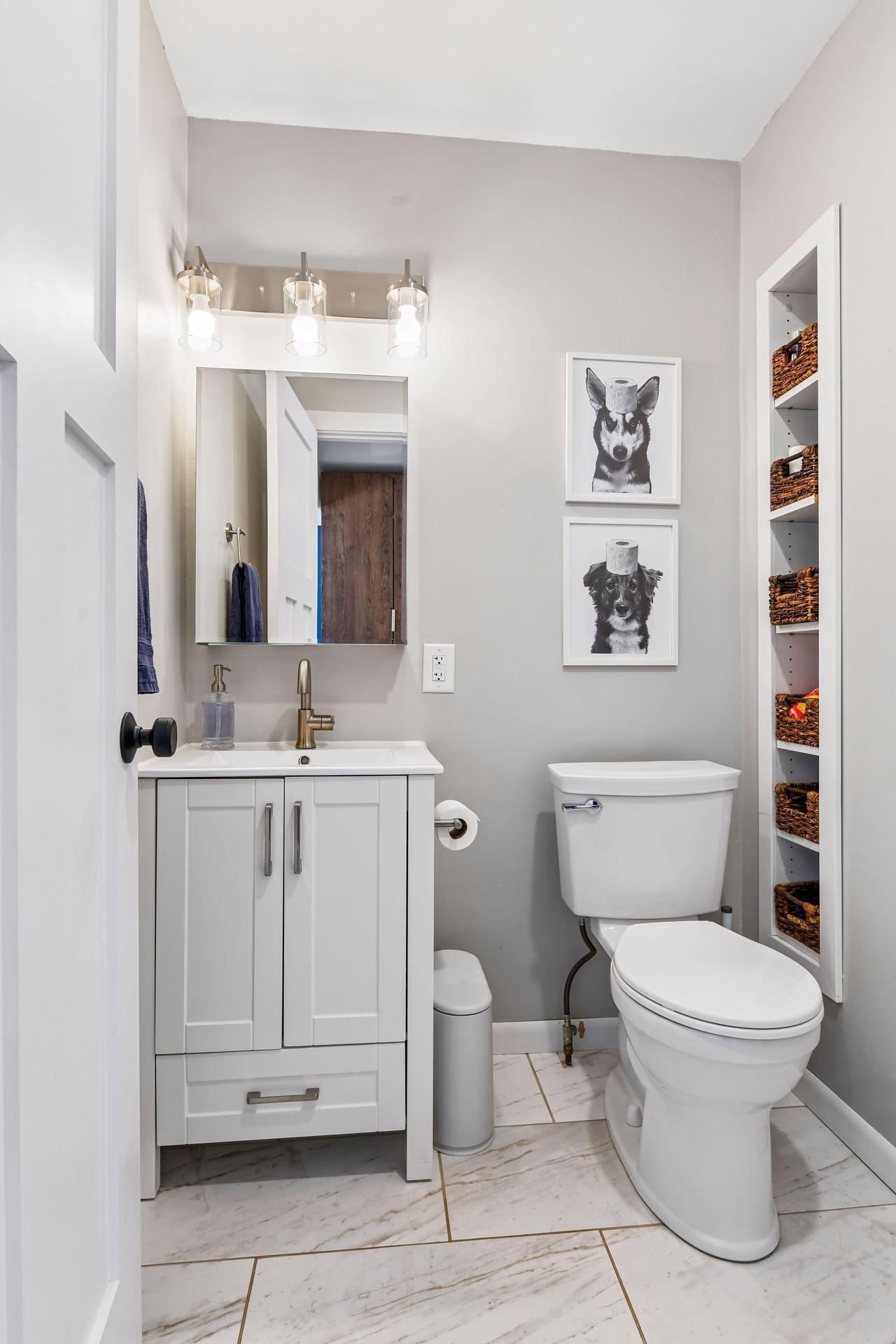 Updated primary en-suite 1/2 bath