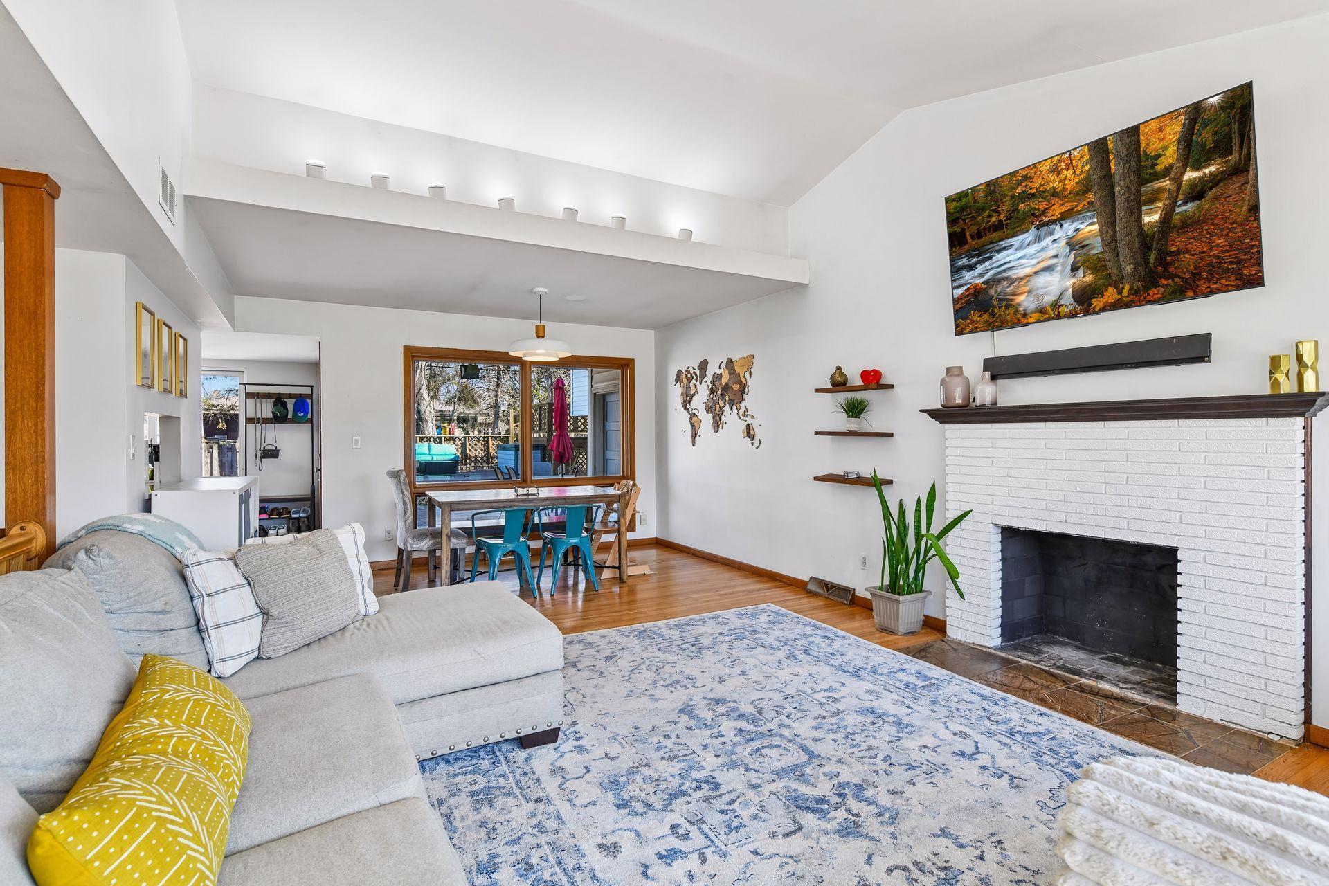 Effortless flow between living and dining