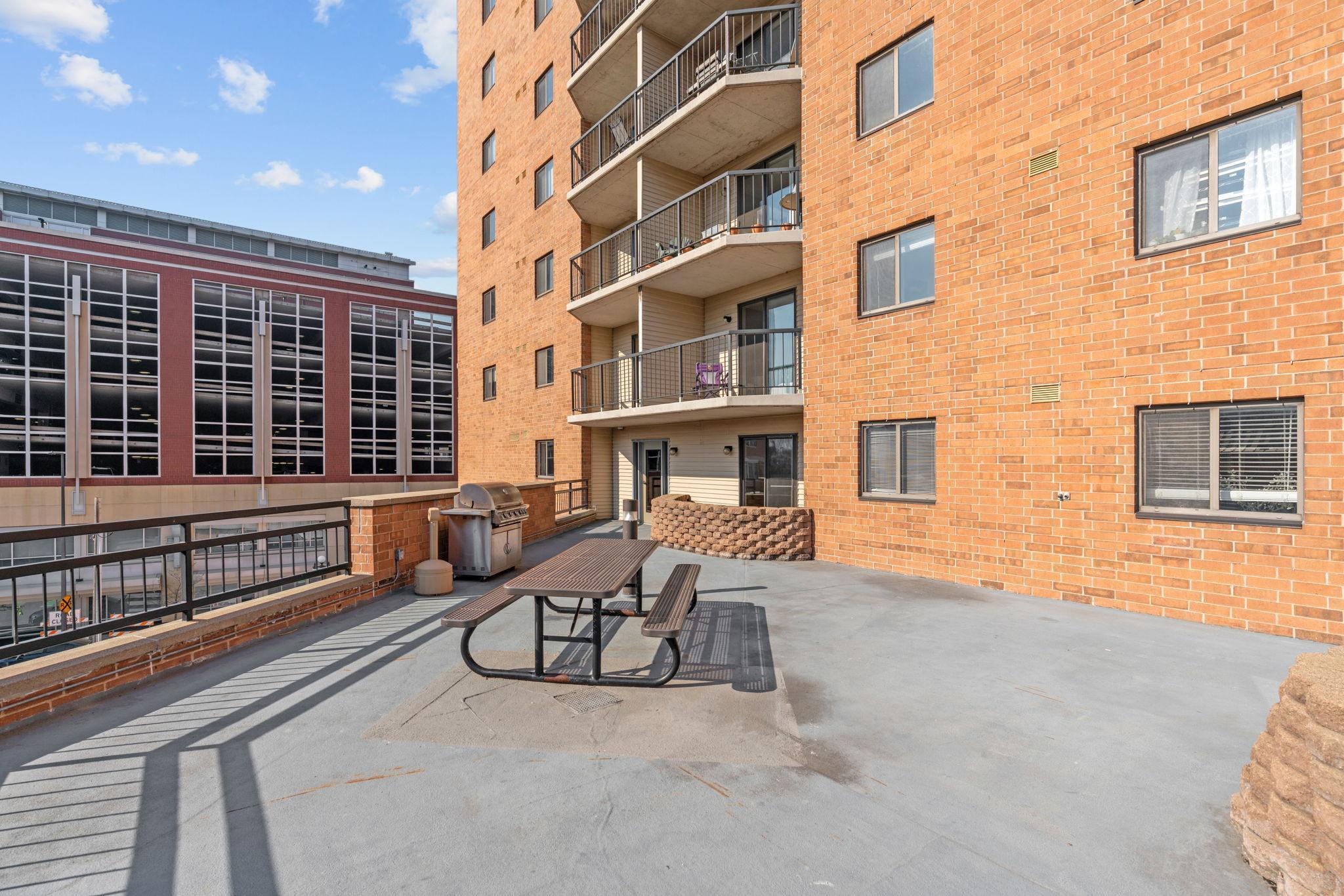 4th Floor - Patio and Views on Rooftop Terrace