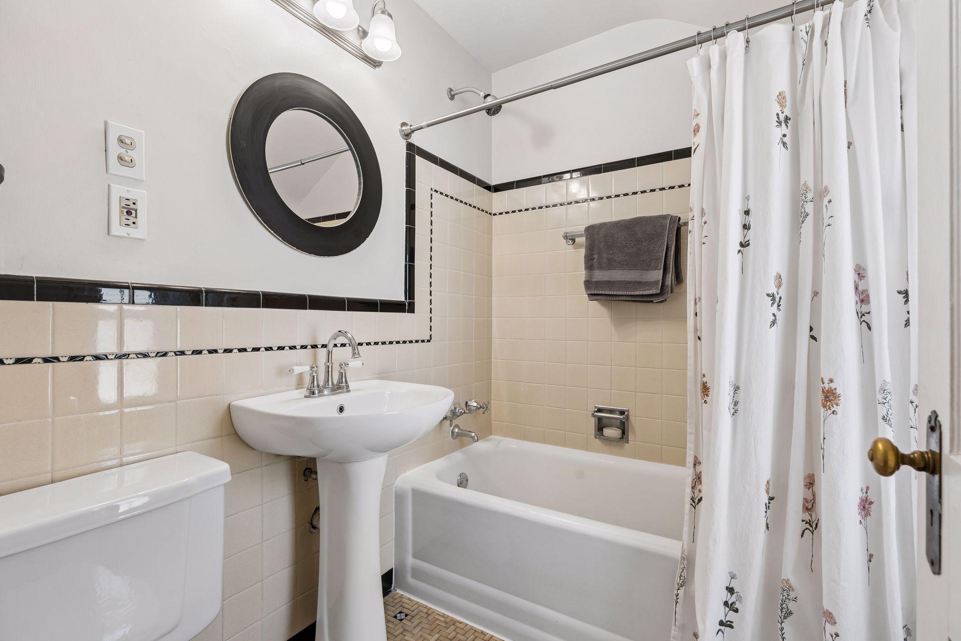 Upper level full bath