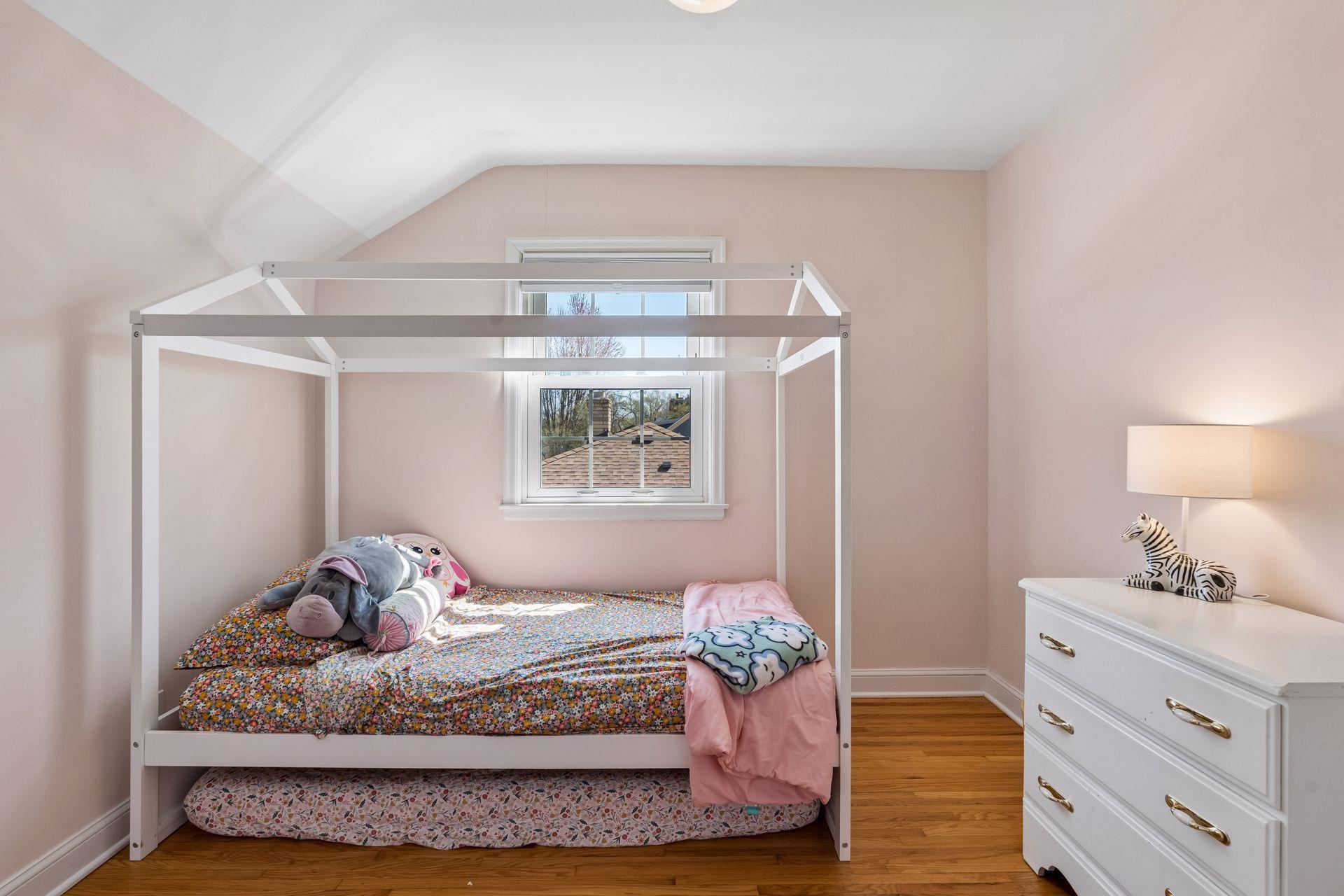 Third upper level bed