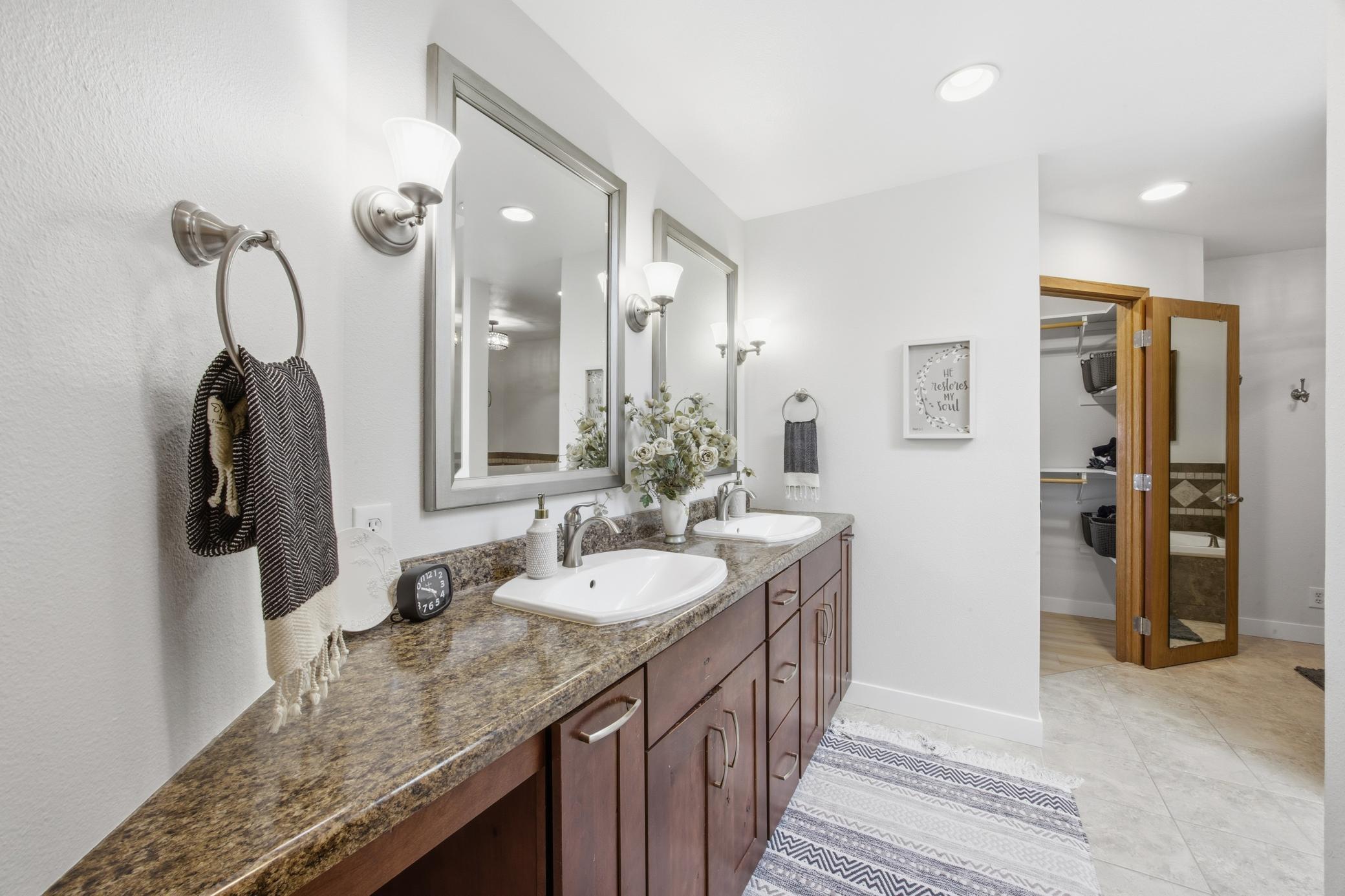 2nd story upper level Hollywood bath with dual sinks/w-in tile shower/soaker tub