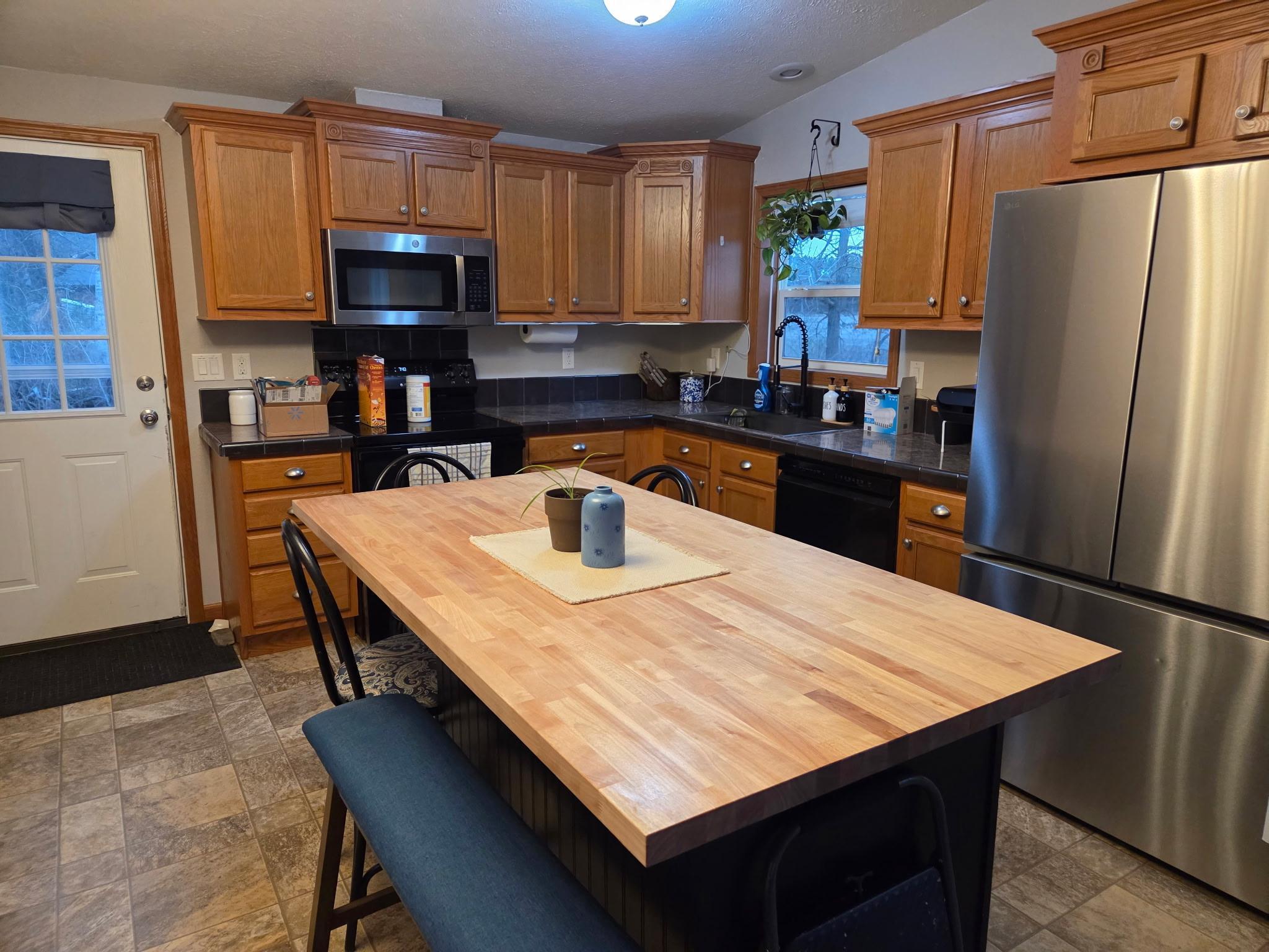 Kitchen with center island and newer appliance