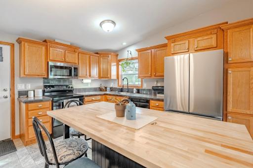 Island in kitchen stays - loving the new appliances