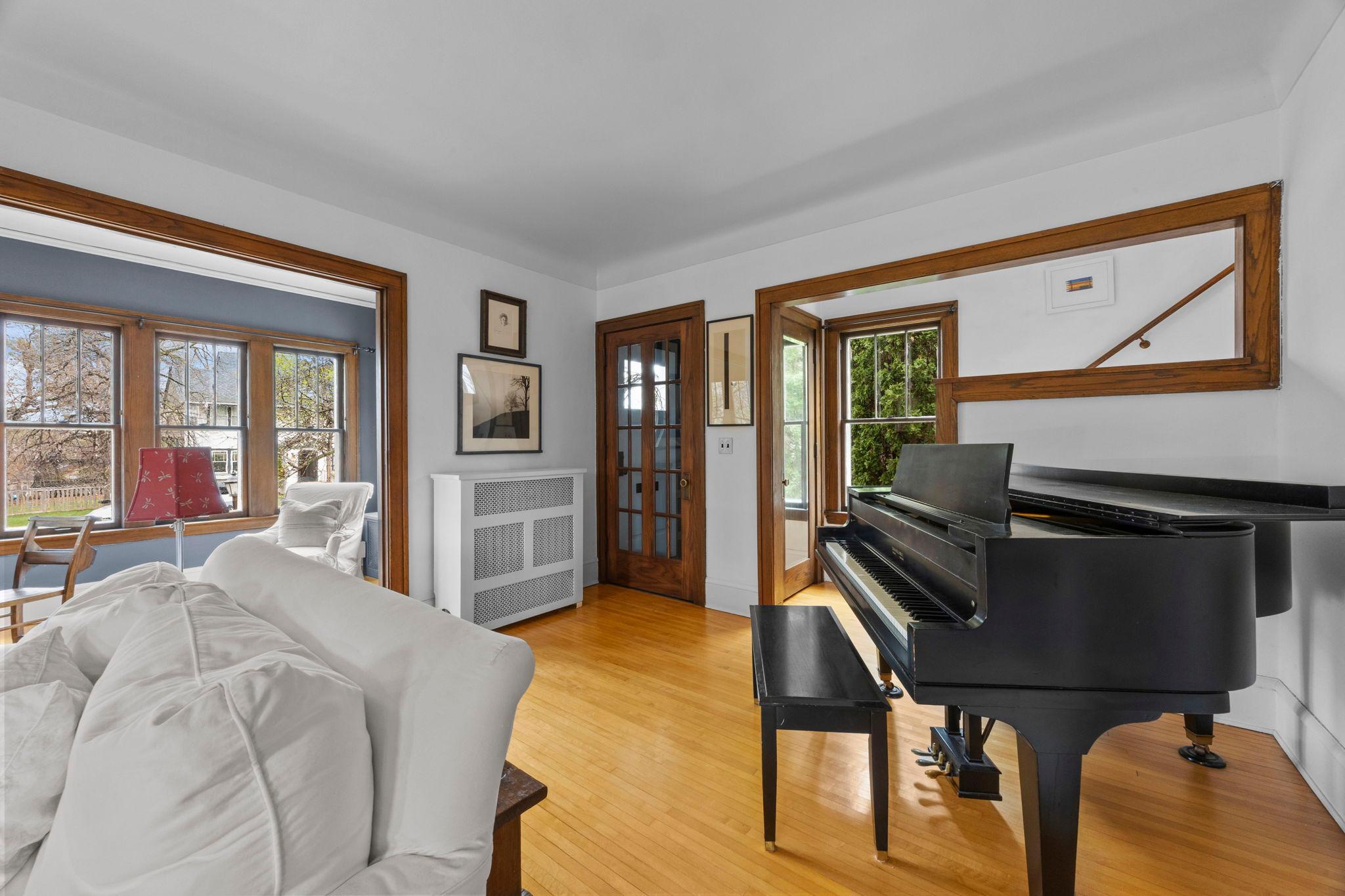 Living room toward office-entry