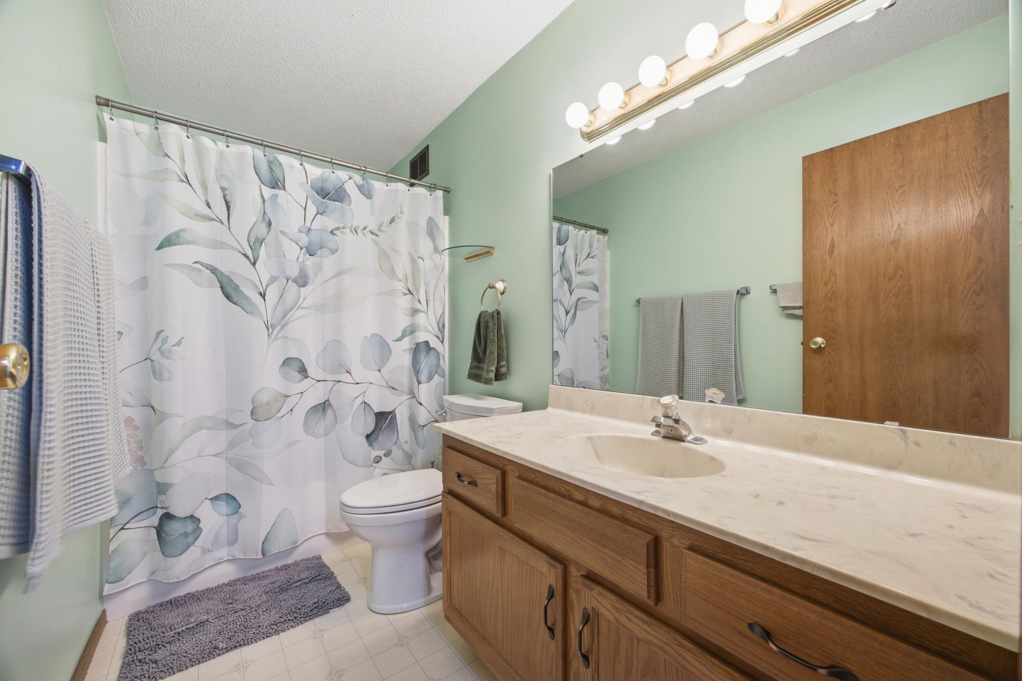 Upper Level Full Bathroom